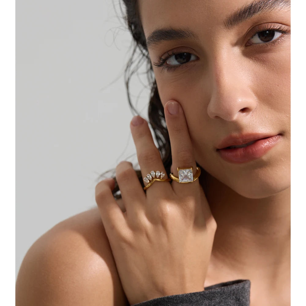 Ditte blomsterring med zirkonia, ring, tåler vand, rustfrit stål 316L med guldfarvet PVD-belægning, Lark & Reed, billede 3