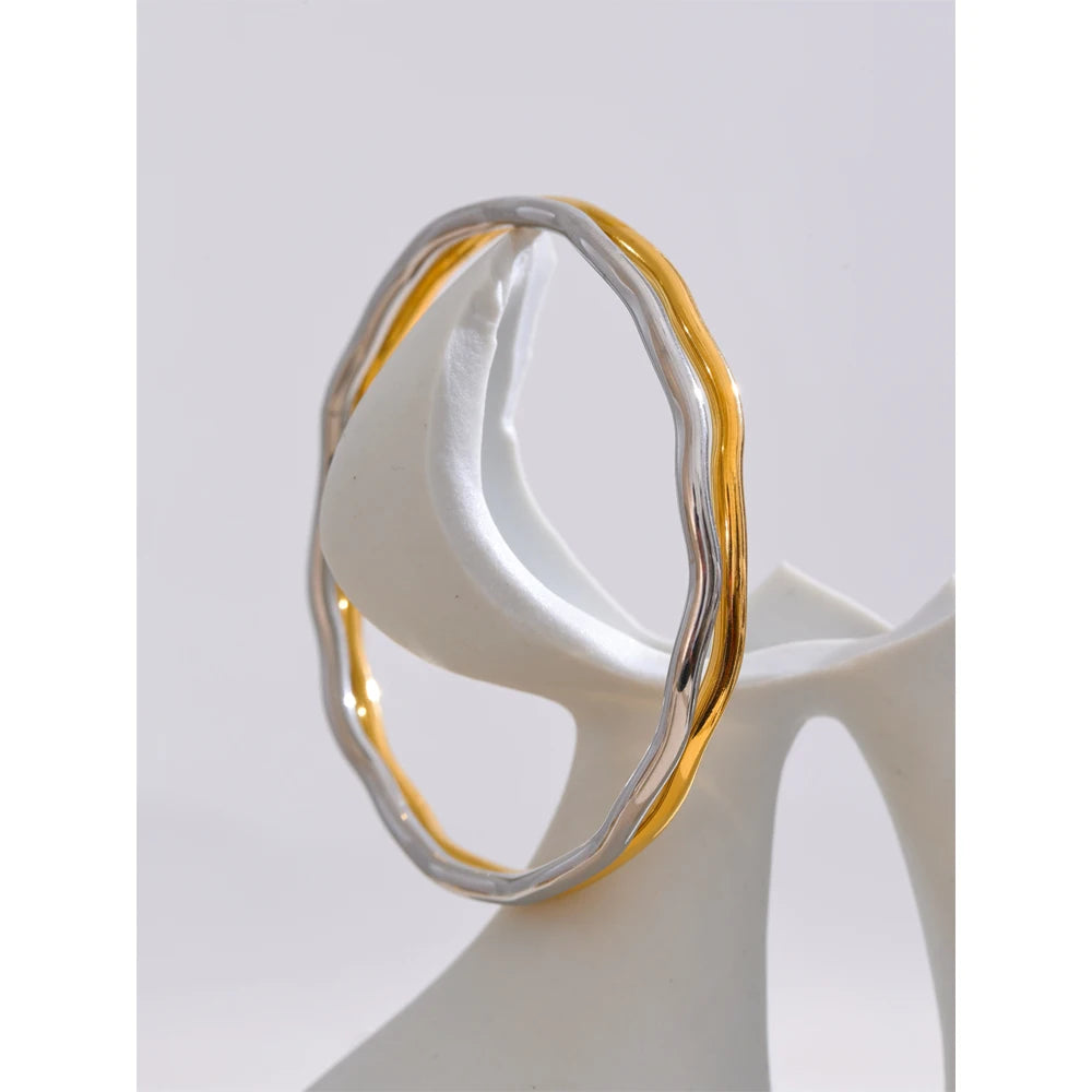 Bergitta åben armring med hamret overflade, armbånd, tåler vand, rustfrit stål 316L med guld- eller sølvfarvet PVD-belægning, Lark & Reed, billede 4