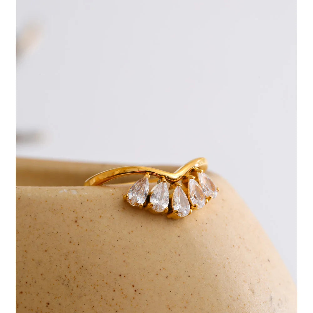 Ditte blomsterring med zirkonia, ring, tåler vand, rustfrit stål 316L med guldfarvet PVD-belægning, Lark & Reed, billede 2