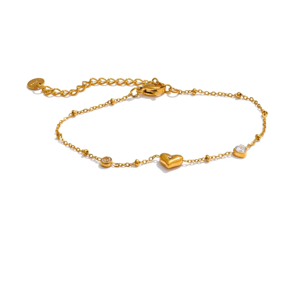 Anouska armbånd med små zirkoniahjerter, armbånd, tåler vand, rustfrit stål 316L med guld- eller sølvfarvet PVD-belægning, Lark & Reed