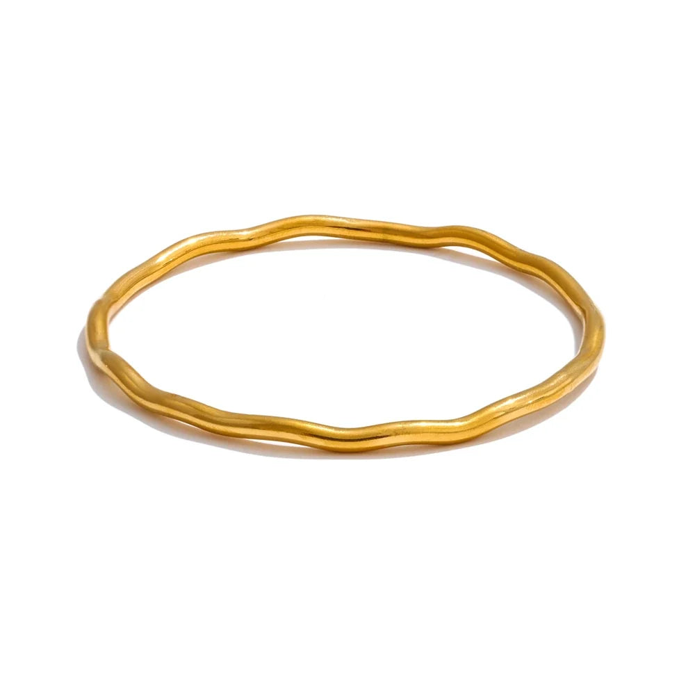Bergitta åben armring med hamret overflade, armbånd, tåler vand, rustfrit stål 316L med guld- eller sølvfarvet PVD-belægning, Lark & Reed