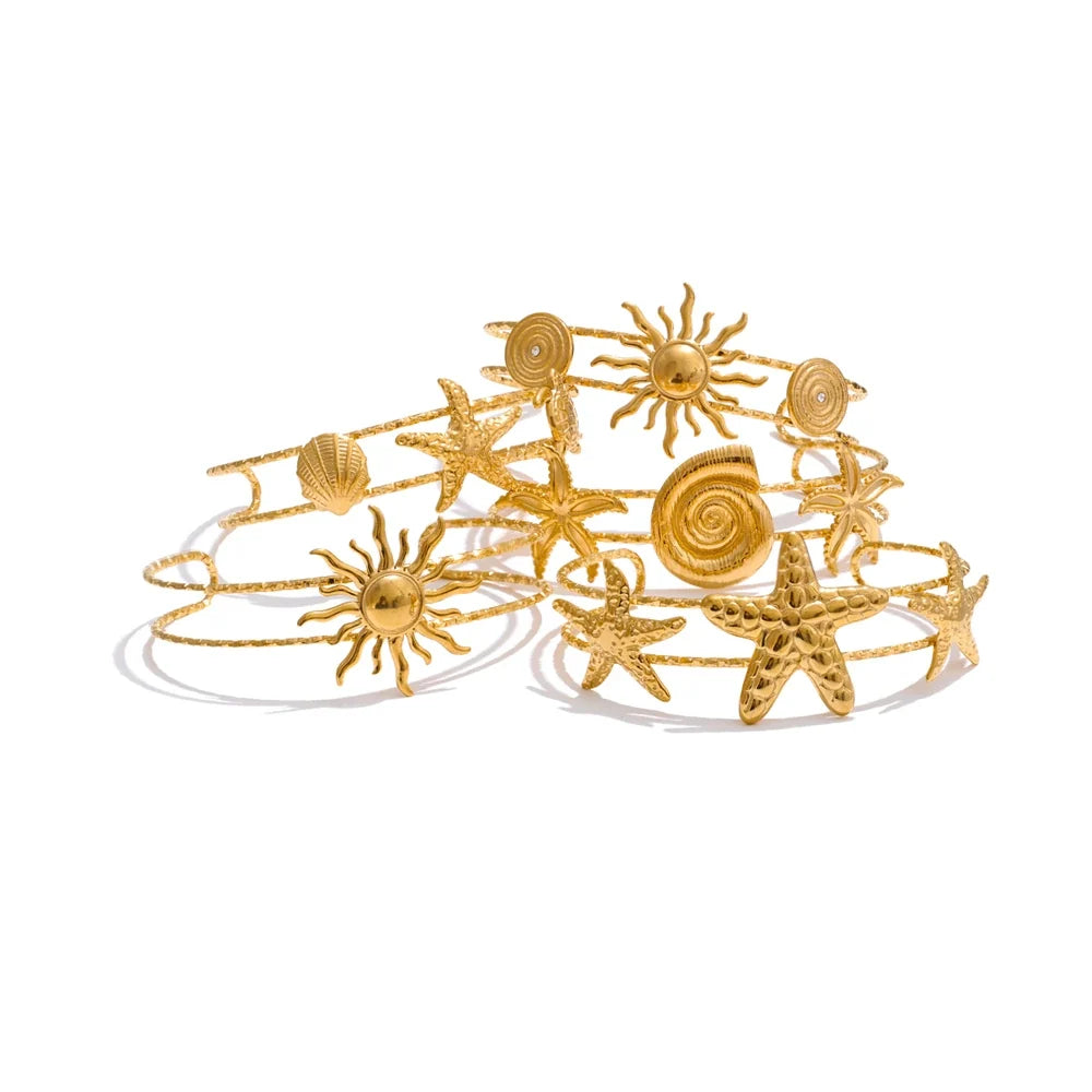 Formentera åben armring med havmotiv, armbånd, tåler vand, rustfrit stål 316L med guldfarvet PVD-belægning, Lark & Reed