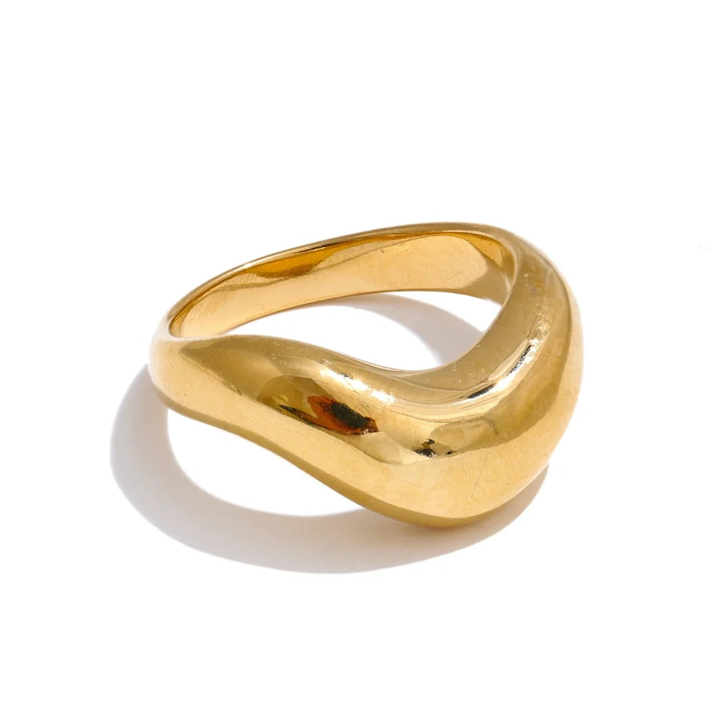 Ingrid bølgering, ring, tåler vand, rustfrit stål 316L med guld- eller sølvfarvet PVD-belægning, Lark & Reed