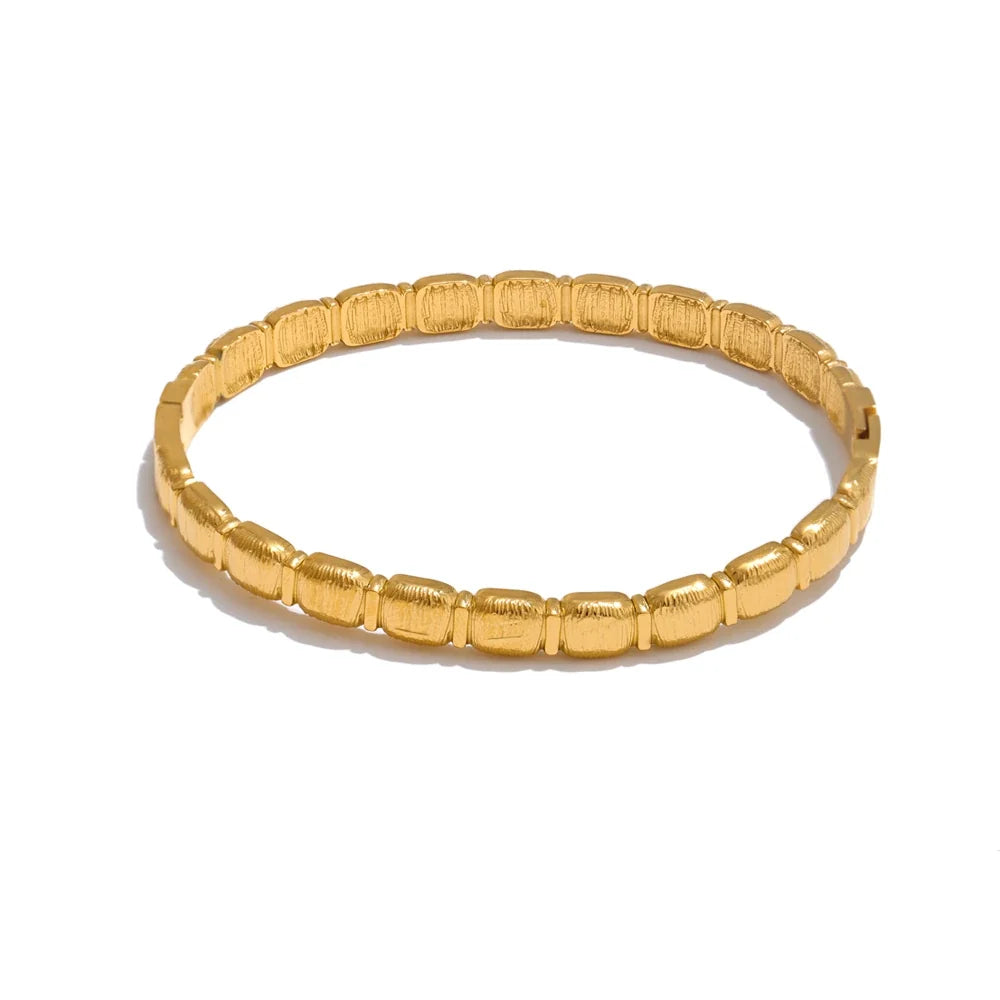 Oslo riflet armring, armbånd, tåler vand, rustfrit stål 316L med guld- eller sølvfarvet PVD-belægning, Lark & Reed