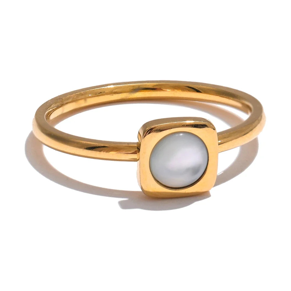 Saga firkantet perlemorsring, ring, tåler vand, rustfrit stål 316L med guldfarvet PVD-belægning, Lark & Reed