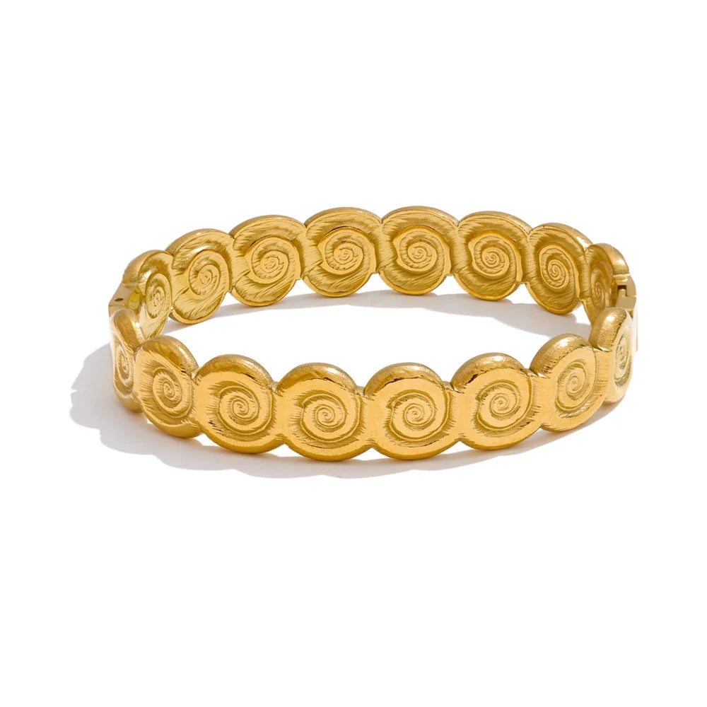 Sardegna konkyliearmring, armbånd, tåler vand, rustfrit stål 316L med guldfarvet PVD-belægning, Lark & Reed