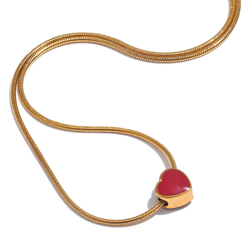 Valeria hjärthänge i emalj, halsband, tål vatten, rostfritt stål 316L med guldfärgad PVD-finish, Lark & Reed
