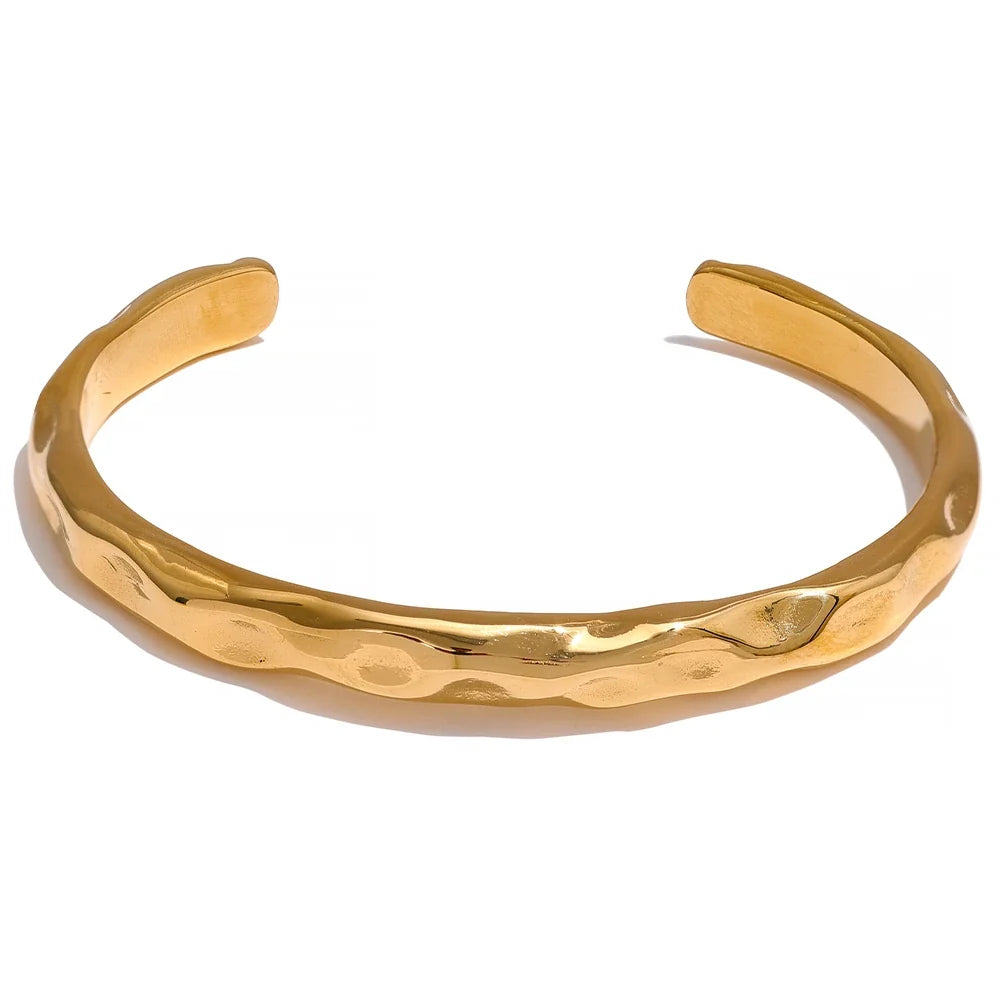 Ystad hamret armring, armbånd, tåler vand, rustfrit stål 316L med guldfarvet PVD-belægning, Lark & Reed